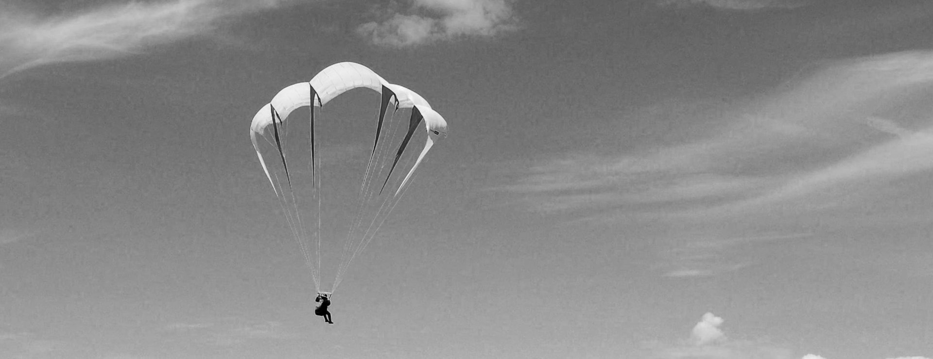 David BARISH develops the first paraglider for NASA.